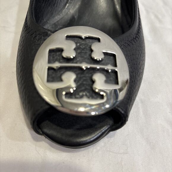Tory Burch Peep Toe Sally Wedge Pumps 8M Black Pebble Silver Logo Leather Shoes - Picture 14 of 15